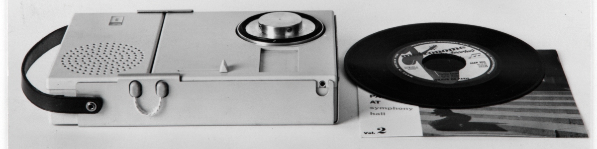 Portables Musik-Design anno 1959: Braun Phono-Transistor TP1 - demnächst mehr aus dem Historischen Fotoarchiv des Rat für Formgebung | German Design Council auf arthistoricum.net